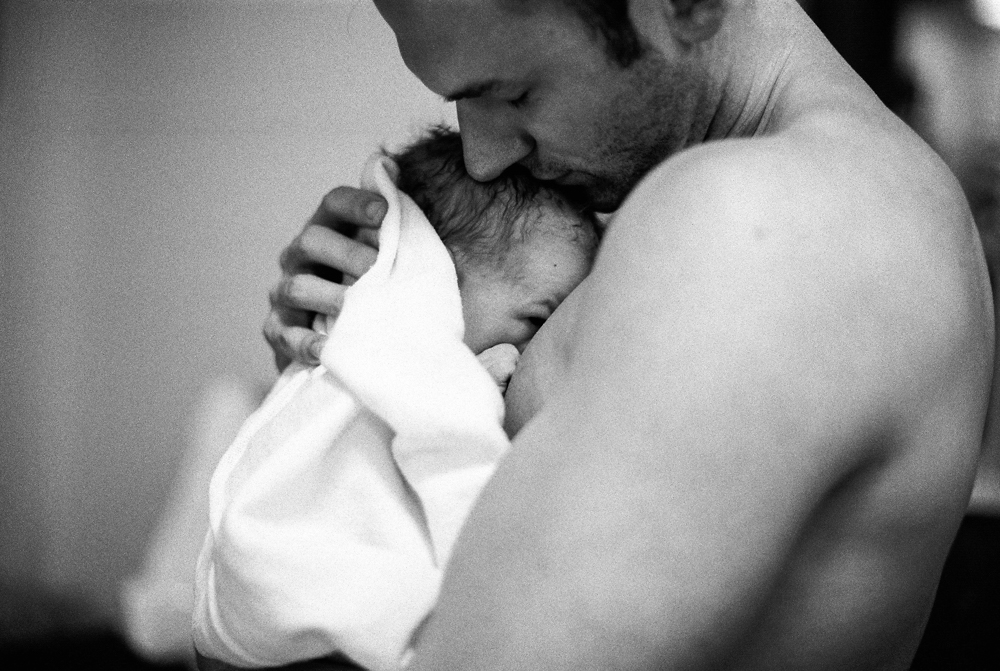 skin to skin with newborn and father