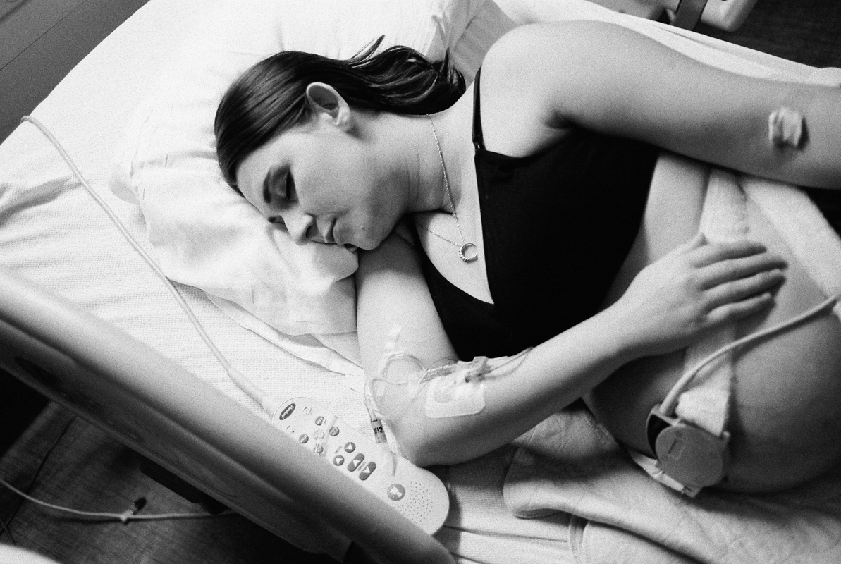 woman resting between contractions