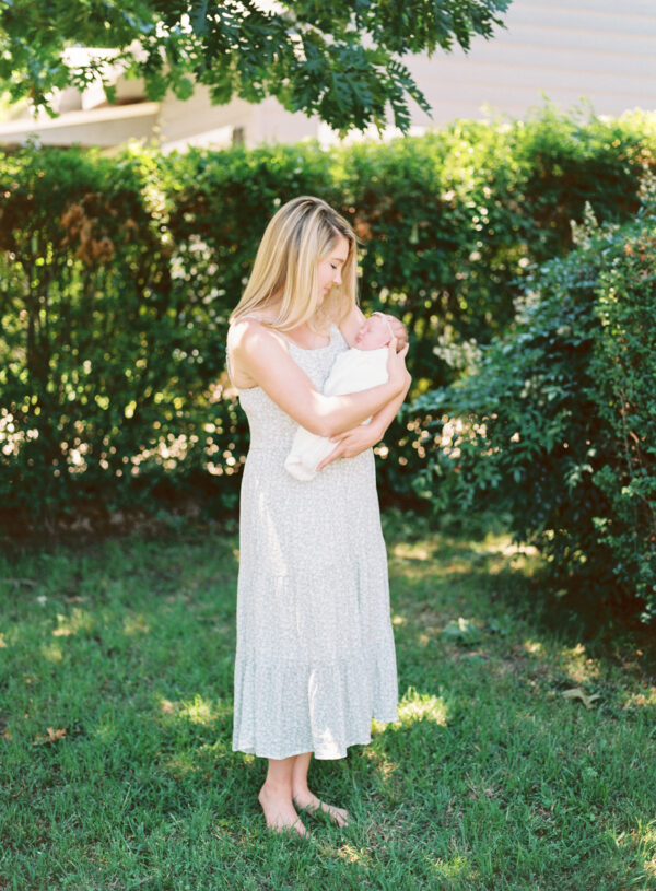 Outdoor, Studio, or In-Home? How to Choose the Best Newborn Photo Session for Your Family